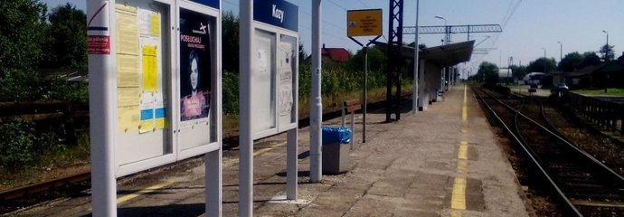 Stacja Kozy, peron, tablice informacyjne i tory stacyjne, fot. Maciej Zembrzuski 