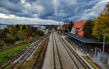 Świdnica Przedmieście. Przystanek z lotu ptaka. Tory, wiata, semafory. Fot. R. Mitura