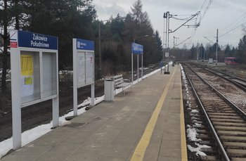 Żakowice Płd. przystanek, peron, tory, w tle przejazd fot. Jakub Raj