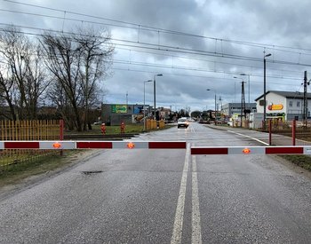 Zamknięte rogatki na przejeździe kolejowo-drogowym w Teresinie, fot. Karol Jakubowski