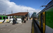 Podróżni na peronie stacji Warszawa Zachodnia, w tle pociąg, fot. Izabela Miernikiewicz