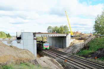 Pociąg przejeżdżający pod wiaduktem w Uhowie