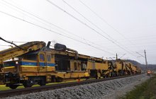 Maszyna AHM pracuje na szlaku Kamieniec Ząbkowicki - Bardo Przyłęk. Fot. M. Pabiańska 11.24r