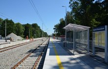 Nowy peron w Rybniku Niewiadomiu, widać wiatę i tablicę oraz prace przy drugim peronie, fot. Katarzyna Głowacka