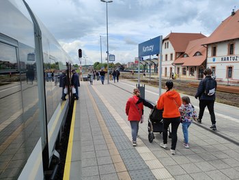 Pociąg i podróżni na peronie stacji Kartuzy. fot. Przemysław Zieliński PKP PLK