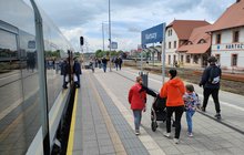 Pociąg i podróżni na peronie stacji Kartuzy. fot. Przemysław Zieliński PKP PLK