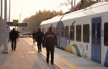Pasażerowie i pociąg przy nowym peronie w Szczecinie Zdunowie, autor: Grzegorz Biega