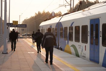 Pasażerowie i pociąg przy nowym peronie w Szczecinie Zdunowie, autor: Grzegorz Biega