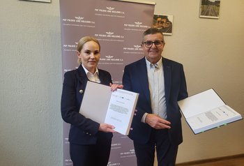 Podpisanie umowy na przejazdy kolejowo-drogowe aut. Radosław Śledziński