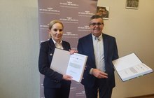 Podpisanie umowy na przejazdy kolejowo-drogowe aut. Radosław Śledziński