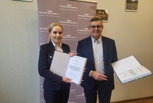 Podpisanie umowy na przejazdy kolejowo-drogowe aut. Radosław Śledziński