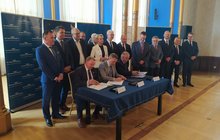 Podpisanie umowy na przekazanie linii samorzządowi województwa dolnośląskiego fot. Marta Pabiańska