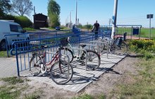 Rowery przypięte do stojaków przy przystanku Wrocławki, fot. Przemysław Mrugała
