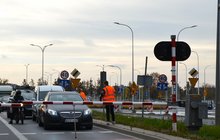 Ambasadorzy Bezpieczeństwa rozdaja ulotki i przypominają kierowcom o zasadach bezpieczeństwa na przejazdach kolejowo - drogowych. Fot. M. Pabiańska
