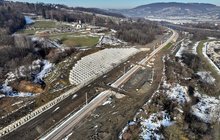 Betonowe zabezpieczenie osuwiska w Rdziostowie, widok z lotu ptaka, fot. Krzysztof Dzidek