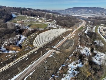 Betonowe zabezpieczenie osuwiska w Rdziostowie, widok z lotu ptaka, fot. Krzysztof Dzidek