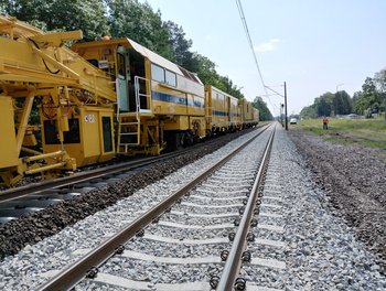 Maszyna PUN wymienia podkłady między Rozwadowem a Stalową Wolą, fot. Kamil Rak (2)