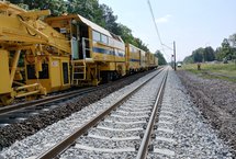Maszyna PUN wymienia podkłady między Rozwadowem a Stalową Wolą, fot. Kamil Rak (2)