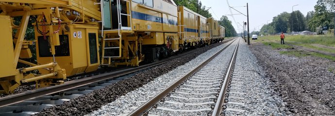 Maszyna PUN wymienia podkłady między Rozwadowem a Stalową Wolą, fot. Kamil Rak (2)