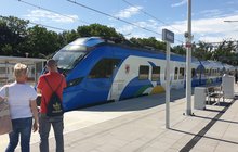 Pociąg pasażerski i pasażerowie na stacji w Kiekrzu