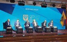 Forum Ekonomiczne w Karpaczu. Uczestnicy panelu siedzą i dyskutują na temat kolei. Autor Magdalena Grobel. Fot. 2