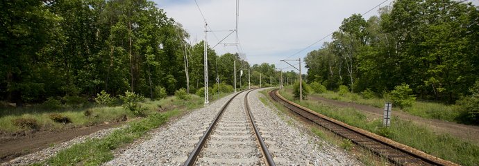 Linia kolejowa, tory i sieć trakcyjna, fot. Szymon Grochowski