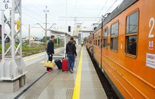 Nowy Targ, podróżni na peronie, obok stoi pociąg, fot. Błażej Mstowski