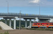Pociąg przejeżdżający pod nowym wiaduktem w Konradowie; fot. Dorota Kuźmińska (1)