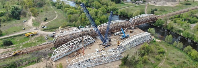 Remont mostu w Tomaszowie Mazowieckim, dźwig, przęsła stalowe, robotnicy. Fot. Paweł Mieszkowski PLK (1)