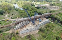 Remont mostu w Tomaszowie Mazowieckim, dźwig, przęsła stalowe, robotnicy. Fot. Paweł Mieszkowski PLK (1)