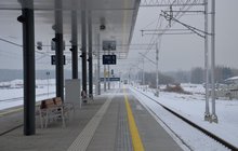 Stacja Pyrzowice Lotnisko, pociąg przy peronie, fot. Marta Pabiańska (2)