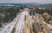 Widok 'z lotu ptaka' na pociąg jadący do Zakopanego, fot. PLK