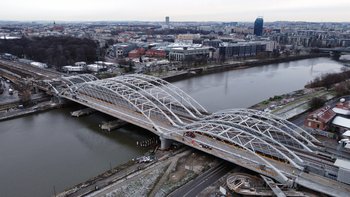 Widok z lotu ptaka na trzy nowe mosty kolejowe w Krakowie od strony ul. Starowiślnej, fot. Piotr Hamarnik