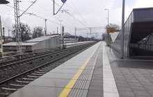 Stacja Zdzieszowice - na zdjęciu przebudowane tory, perony; nad torami nowa sieć trakcyjna, foto Anna Hadasik