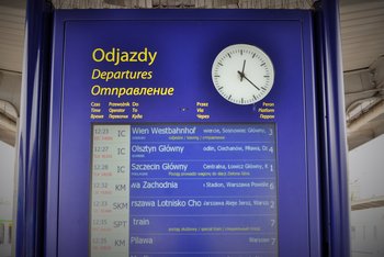 Tablica z rozkładem jazdy na stacji Warszawa Wschodnia