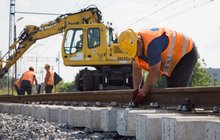 Nowy tor układany na odcinku Zabrze Biskupice – Maciejów Północny, w tle maszyna, fot. Szymon Grochowski