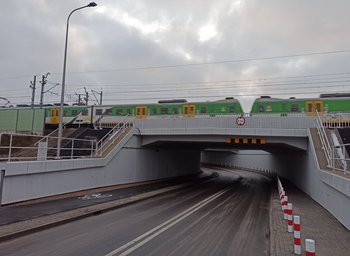 Tunel pod torami w Zielonce, w oddali pociąg pasażerski fot. Martyn Janduła