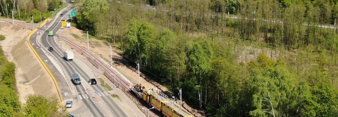 Widok z góry na pociąg sieciowy na linii między Wieliszewem a Zegrzem, widać Zalew Zegrzyński, fot. A.Lewandowski