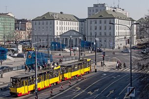 Widok na budynek PLK i plac Wileński od strony al. Solidarności 