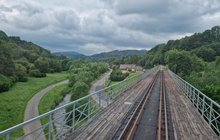 Most na trasie Świdnica - Jedlina, widok na obiekt z perspektywy maszynisty pociągu; fot. Magdalena Janus