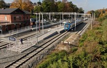 Stacja Cieszyn, widok z lotu ptaka na pociąg przy peronie, fot. Adam Roik