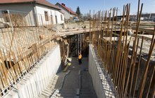 Stacja Oświęcim - konstrukcja przejścia podziemnego, pracują ludzie przy budowie, fot. Szymon Grochowski