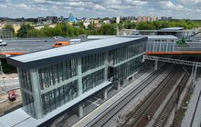 Widok z góry na szklaną galerię nad peronem przystanku Radom Wschodni, for. A.Lewandowski, P. Mieszkowski