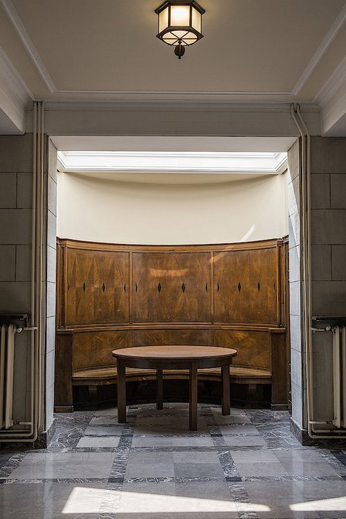 Wnęka usytuowana na półpiętrze na przeciwko wejścia do prezydium