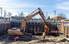 Koparka i robotnicy w wykopie tunelu w Legionowie, fot. Łukasz Bryłowski