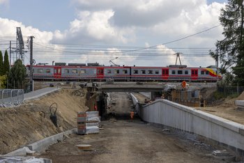 Pociąg na nowym wiadukcie w Gałkowie; fot. Łukasz Bryłowski