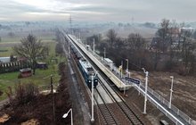Pociąg towarowy przejeżdża po testowanym fragmencie nawierzchni bezpodsypkowej, widok z lotu ptaka, fot. Piotr Hamarnik