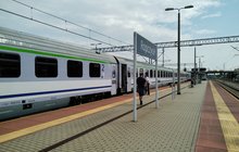 Stacja Ropczyce - na peronie są podróżni, obok stoi pociąg, fot. Joanna Niemiec (2)