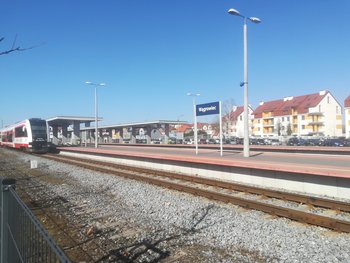 Tablica z nazwą stacji Wągrowiec, pociąg stojący przy peronie_fot.Radek Śledzińśki