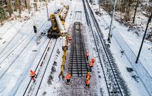 Maszyny i ludzie układający tory na stacji Lubiewo, 10.02.2021, fot. Paweł Styczeń. Źródło PKP Polskie Linie Kolejowe S.A.